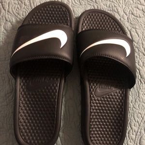 Nike women’s slides, sz 9